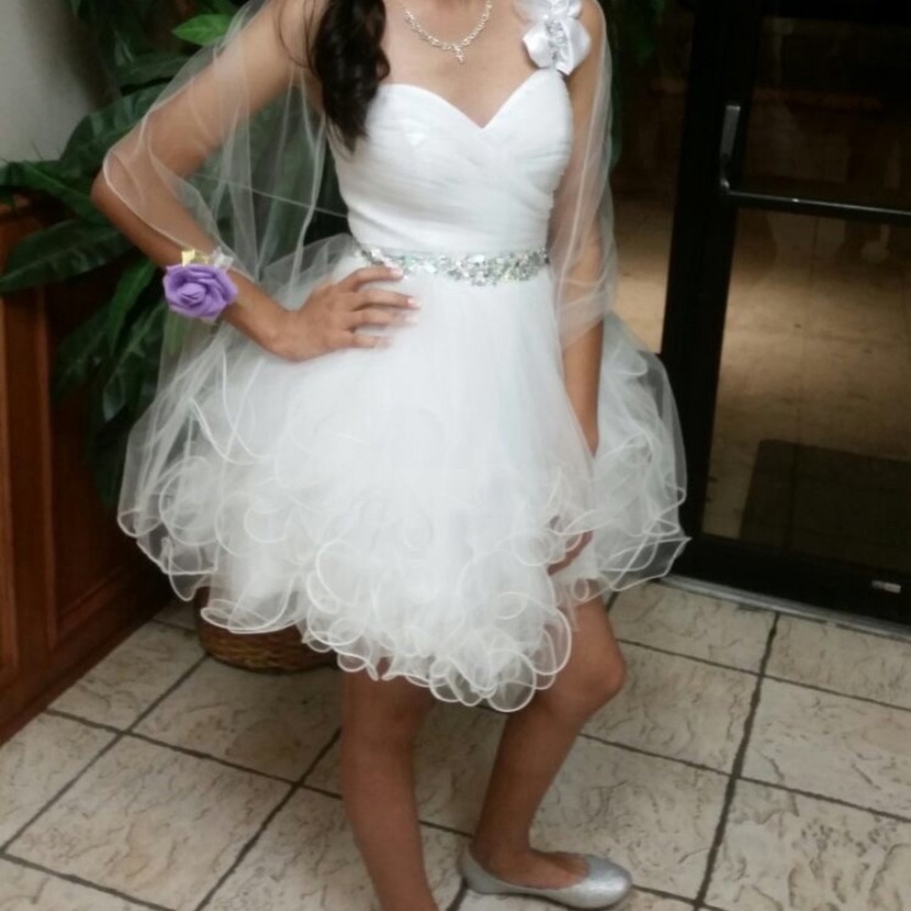 mini white cóckte dress